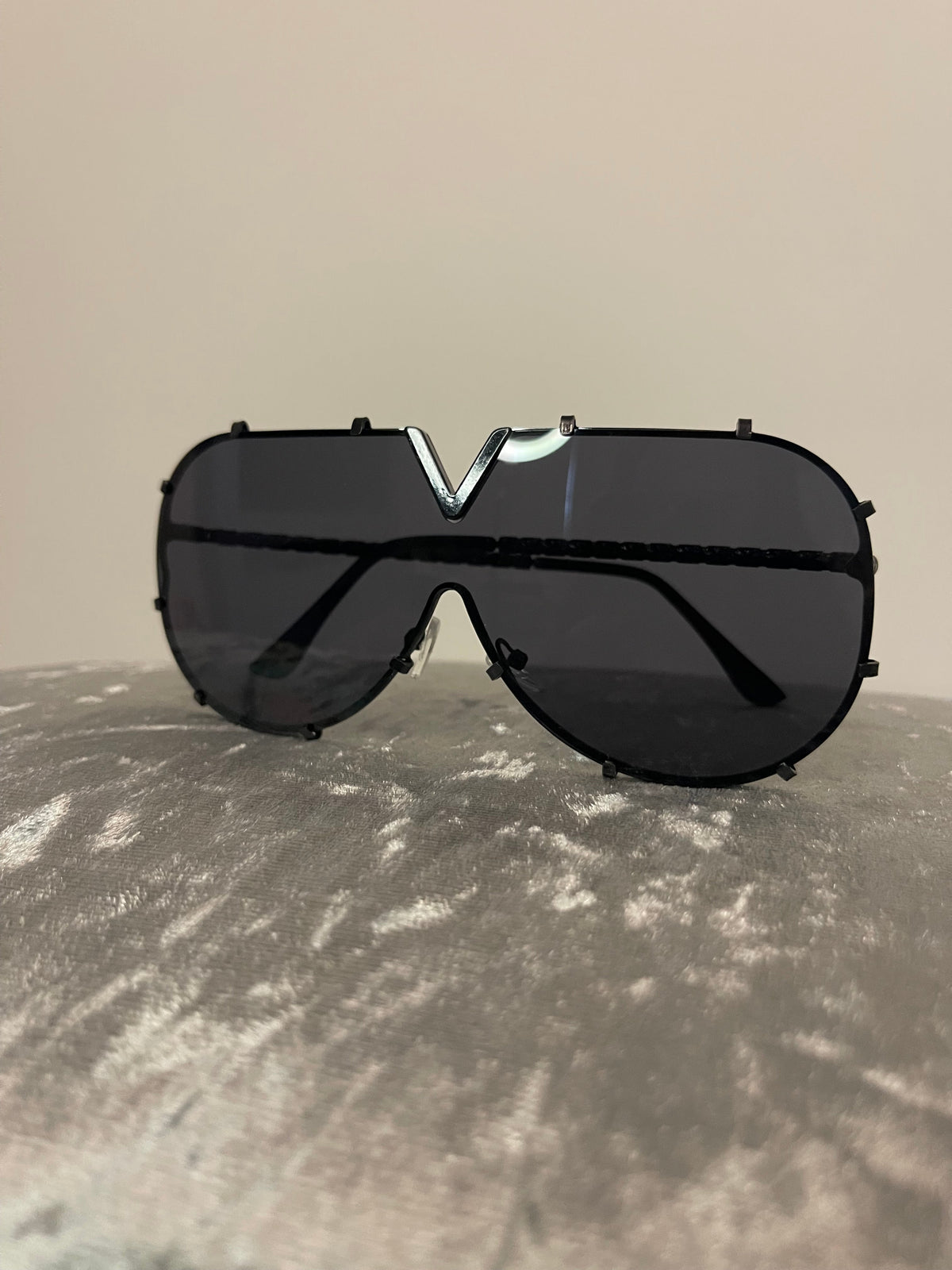 V SUNGLASSES