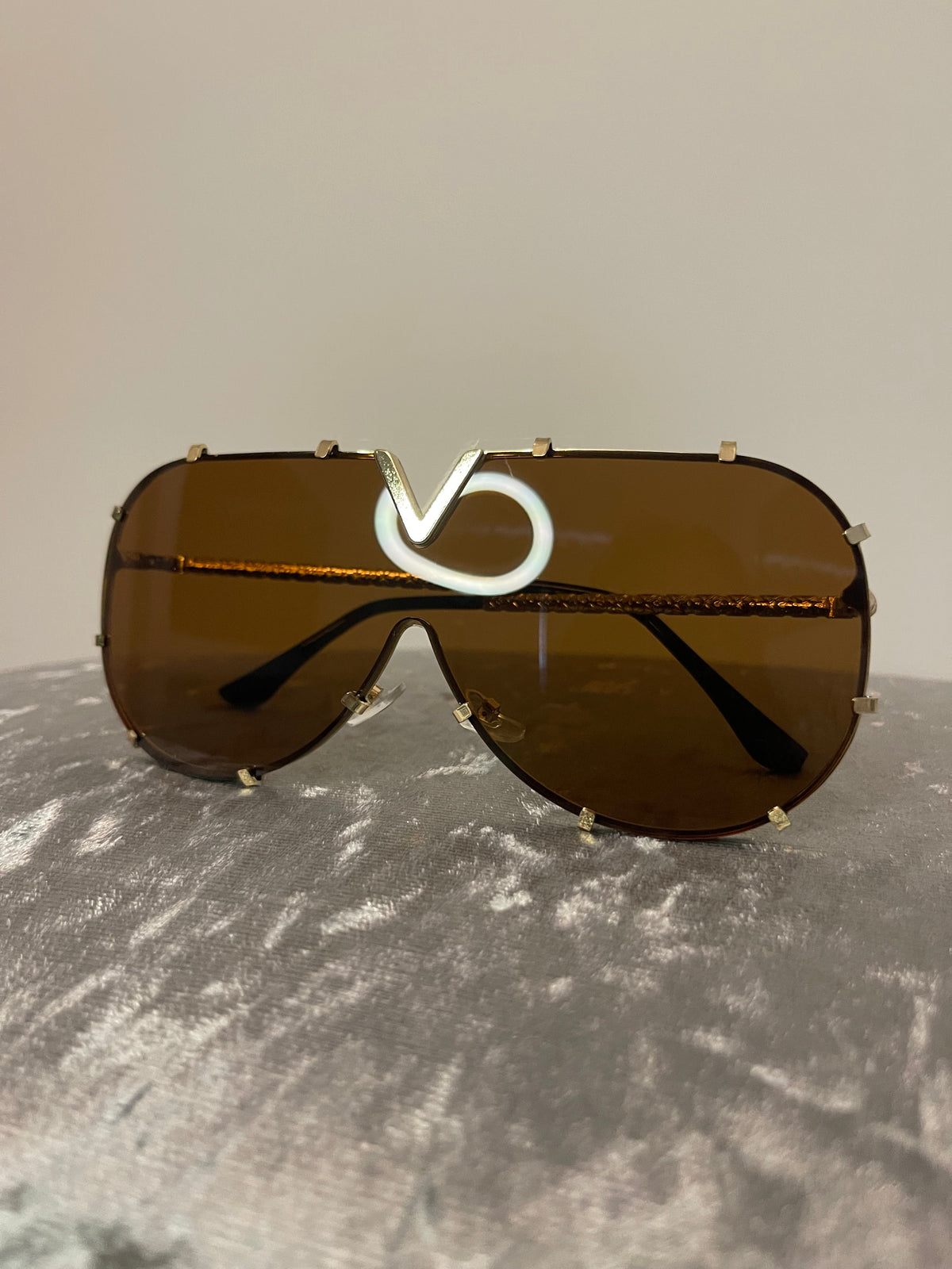 V SUNGLASSES