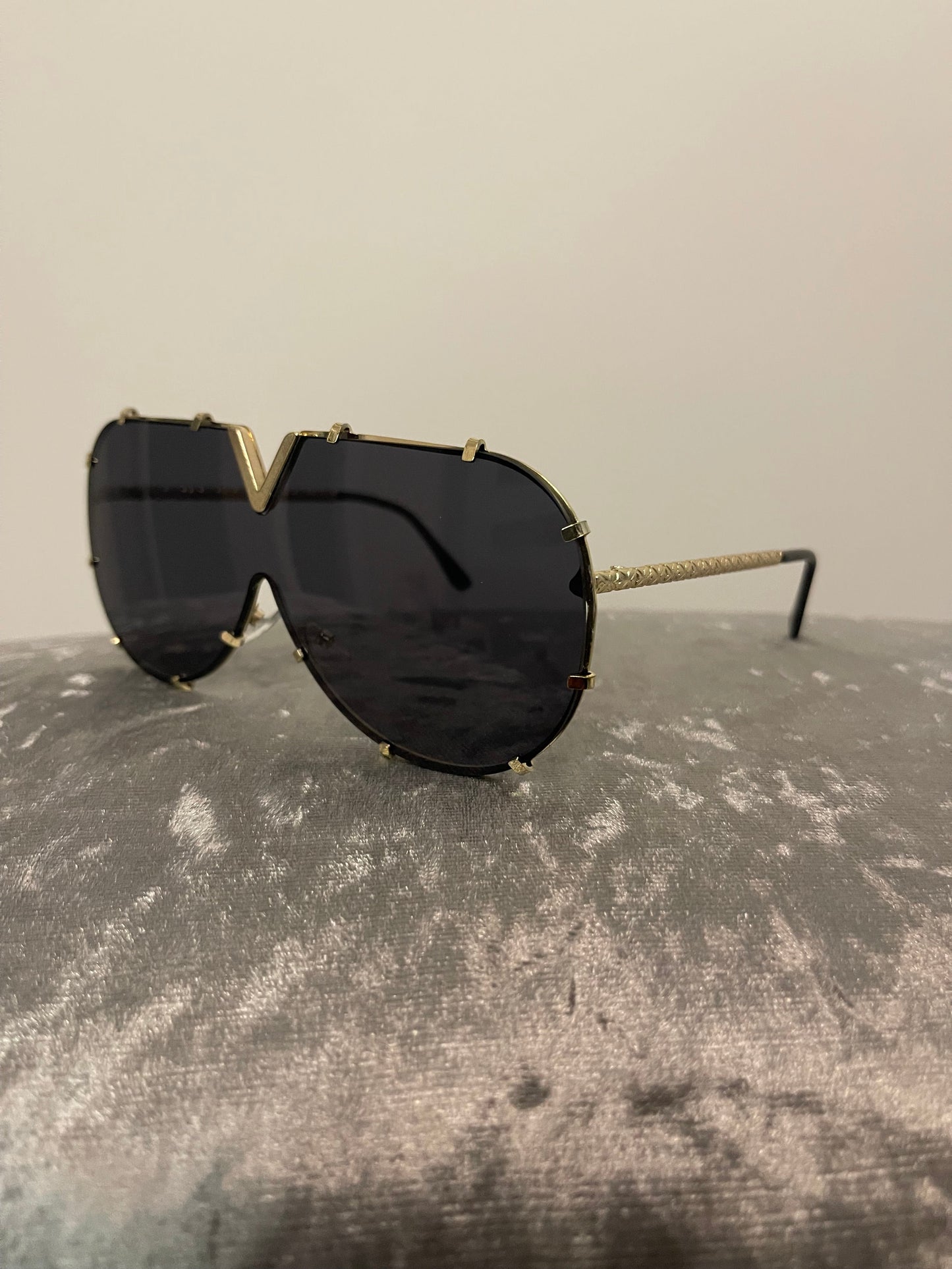 V SUNGLASSES