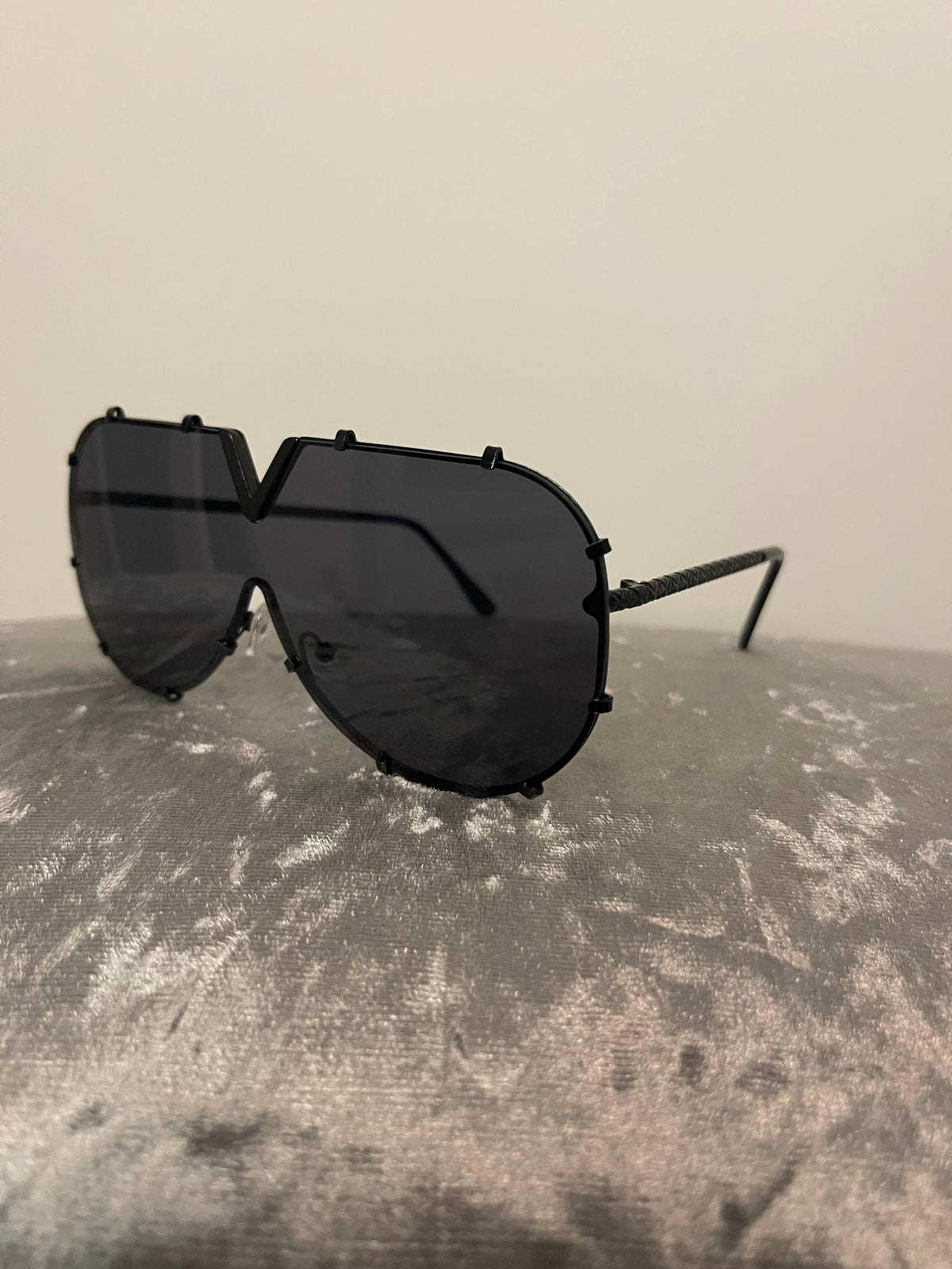V SUNGLASSES