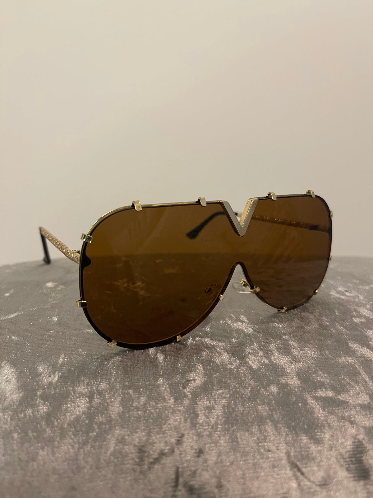 V SUNGLASSES
