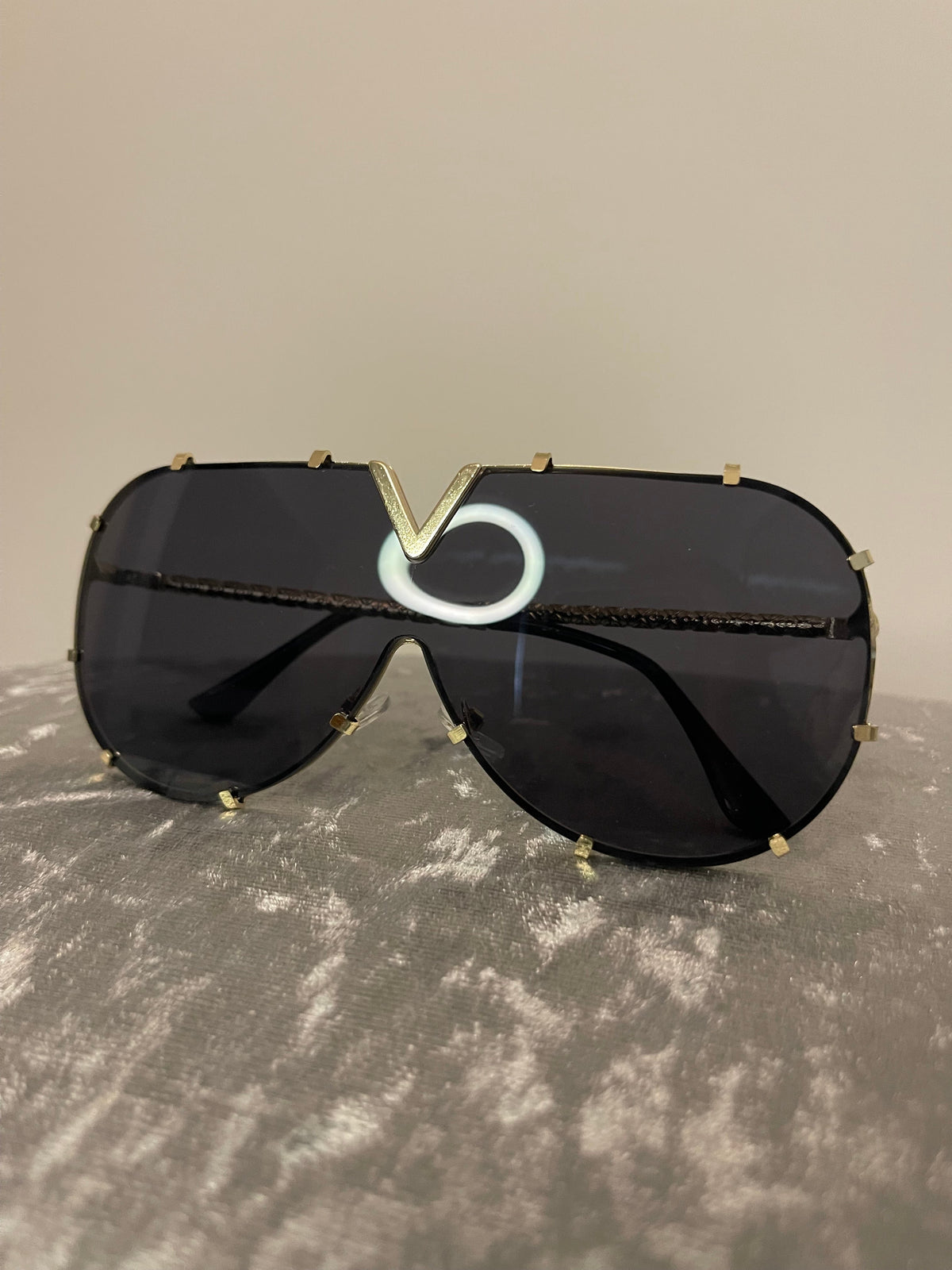 V SUNGLASSES